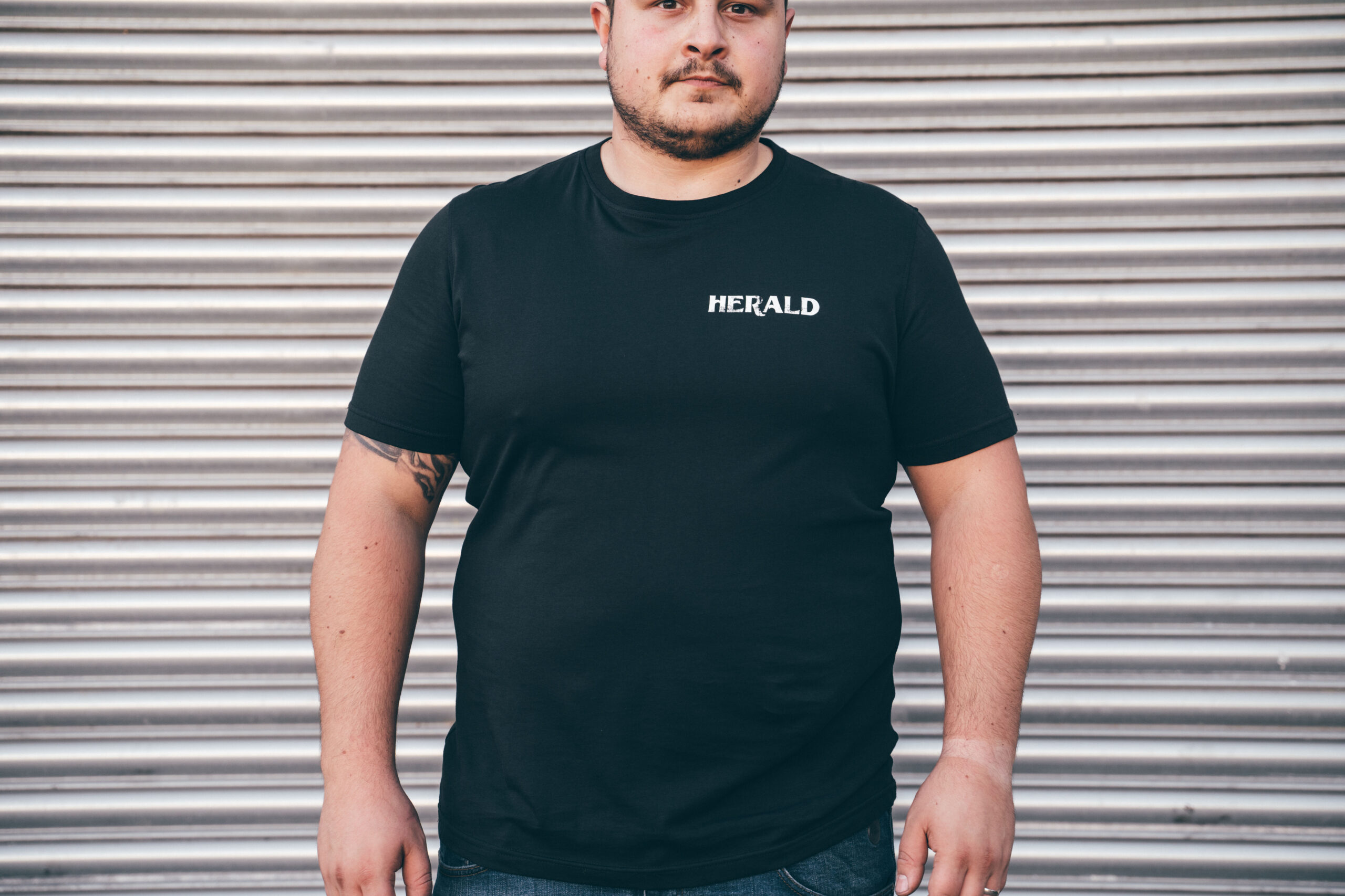 Herald Brand Logo Tee – Black - XXL
